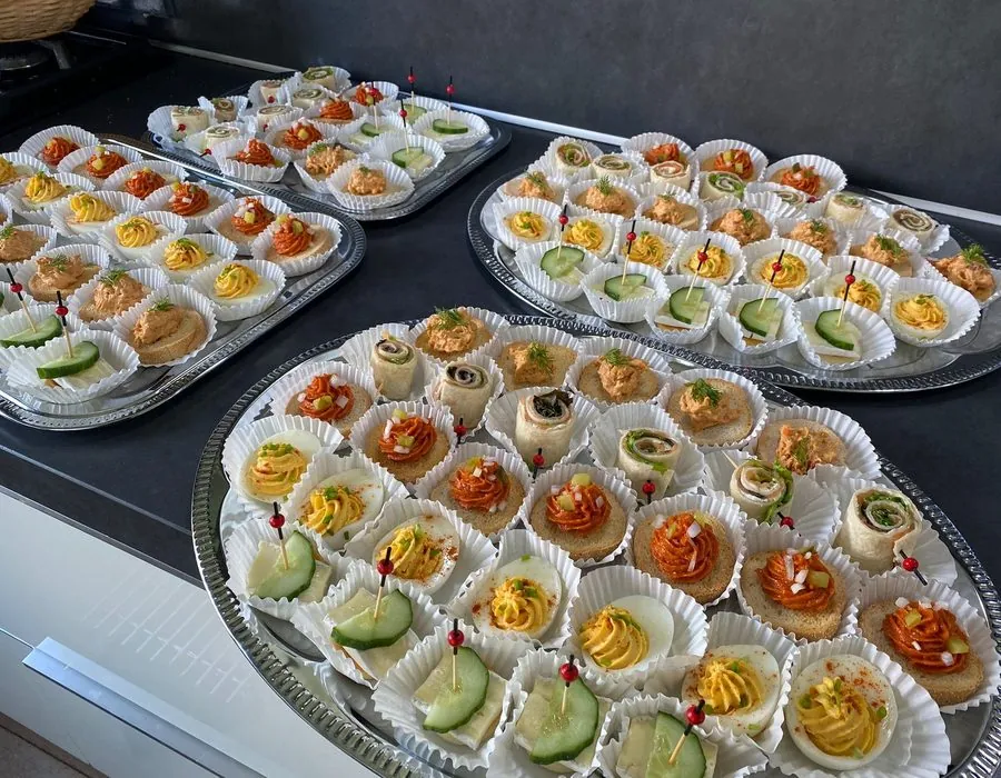 Luxe borrelhapjes op een serveerplank