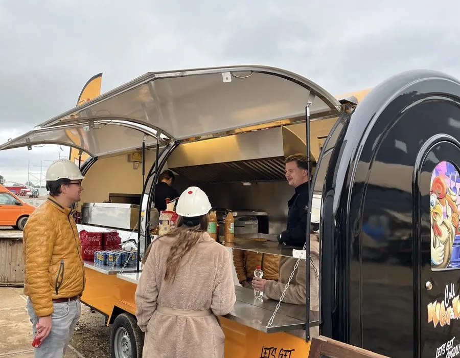 De foodtruck op locatie tijdens een evenement